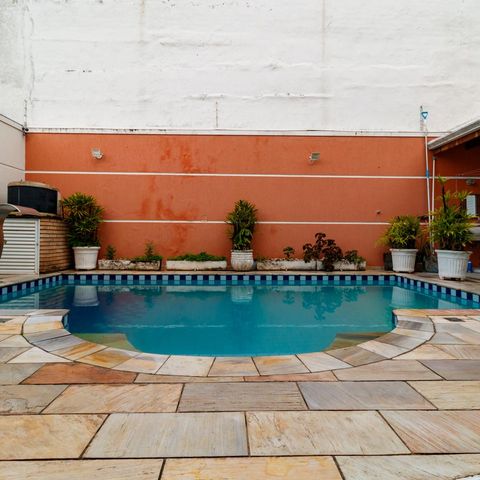 Casa à venda com 370m², 5 quartos e 4 vagas Casa à venda com 370m², 5 quartos e 4 vagasÁrea externa
