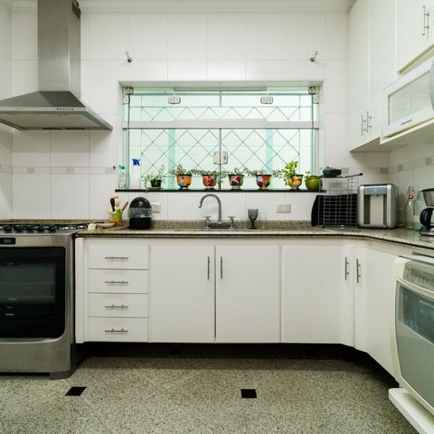 Casa à venda com 370m², 5 quartos e 4 vagas Casa à venda com 370m², 5 quartos e 4 vagasCozinha