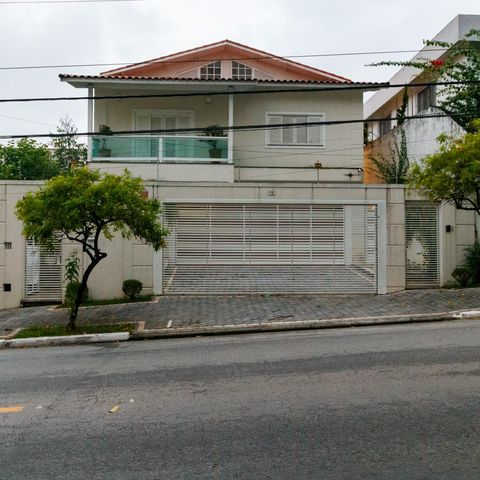 Casa à venda com 370m², 5 quartos e 4 vagas Casa à venda com 370m², 5 quartos e 4 vagasFachada