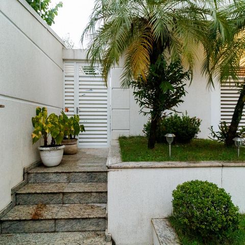 Casa à venda com 370m², 5 quartos e 4 vagas Casa à venda com 370m², 5 quartos e 4 vagasÁrea externa