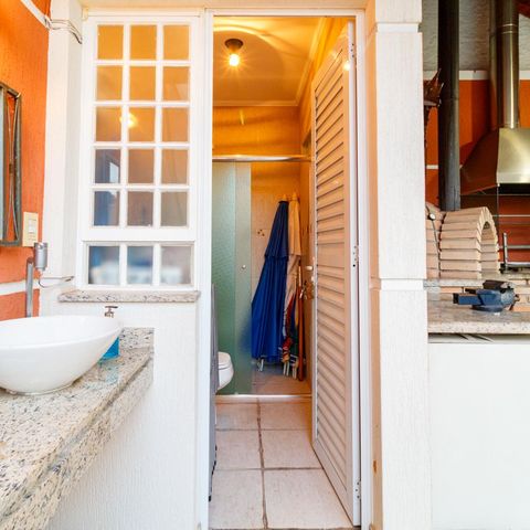 Casa à venda com 370m², 5 quartos e 4 vagas Casa à venda com 370m², 5 quartos e 4 vagasÁrea externa