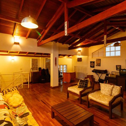 Casa à venda com 370m², 5 quartos e 4 vagas Casa à venda com 370m², 5 quartos e 4 vagassótão