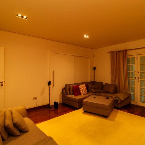 Casa à venda com 370m², 5 quartos e 4 vagas Casa à venda com 370m², 5 quartos e 4 vagasSala de TV