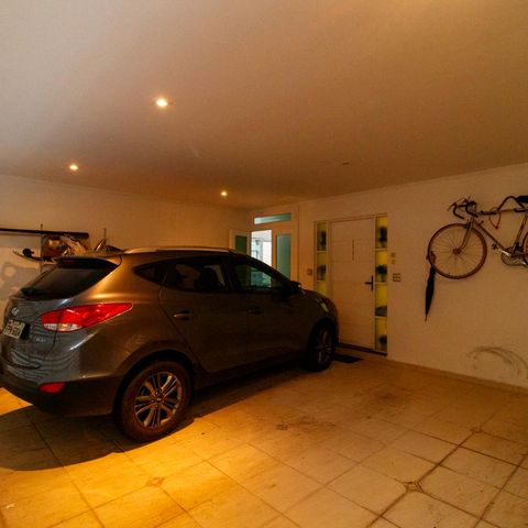 Casa à venda com 370m², 5 quartos e 4 vagas Casa à venda com 370m², 5 quartos e 4 vagasGaragem