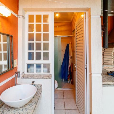 Casa à venda com 370m², 5 quartos e 4 vagas Casa à venda com 370m², 5 quartos e 4 vagasÁrea externa