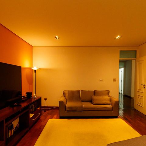 Casa à venda com 370m², 5 quartos e 4 vagas Casa à venda com 370m², 5 quartos e 4 vagasSala de TV