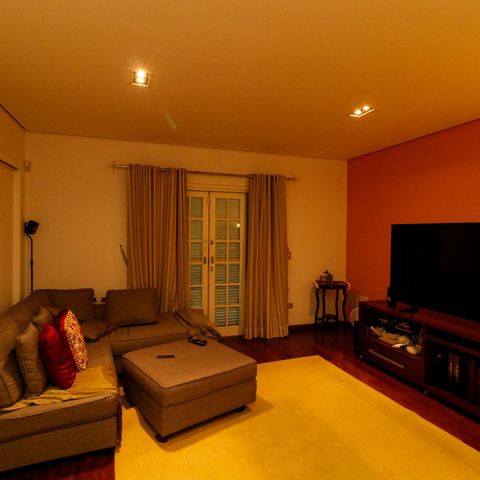 Casa à venda com 370m², 5 quartos e 4 vagas Casa à venda com 370m², 5 quartos e 4 vagasSala de TV