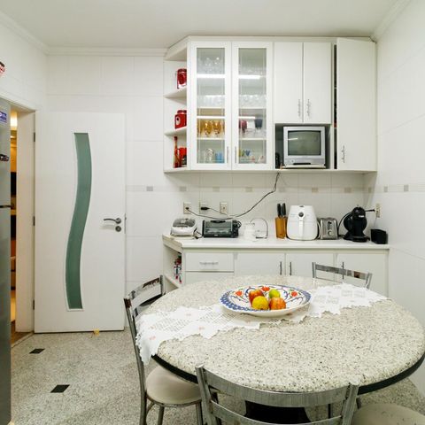 Casa à venda com 370m², 5 quartos e 4 vagas Casa à venda com 370m², 5 quartos e 4 vagasCozinha