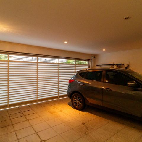 Casa à venda com 370m², 5 quartos e 4 vagas Casa à venda com 370m², 5 quartos e 4 vagasGaragem
