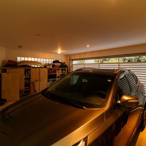 Casa à venda com 370m², 5 quartos e 4 vagas Casa à venda com 370m², 5 quartos e 4 vagasGaragem