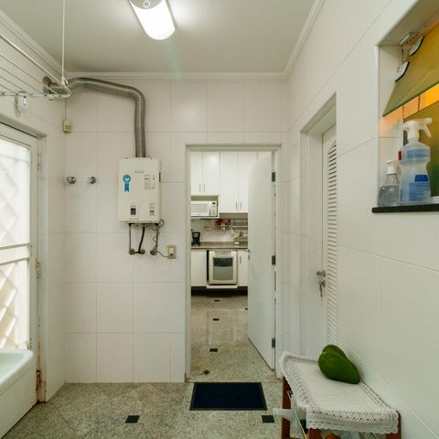Casa à venda com 370m², 5 quartos e 4 vagas Casa à venda com 370m², 5 quartos e 4 vagasÁrea de Serviço