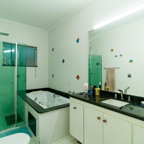 Casa à venda com 370m², 5 quartos e 4 vagas Casa à venda com 370m², 5 quartos e 4 vagasBanheiro da Suíte 2