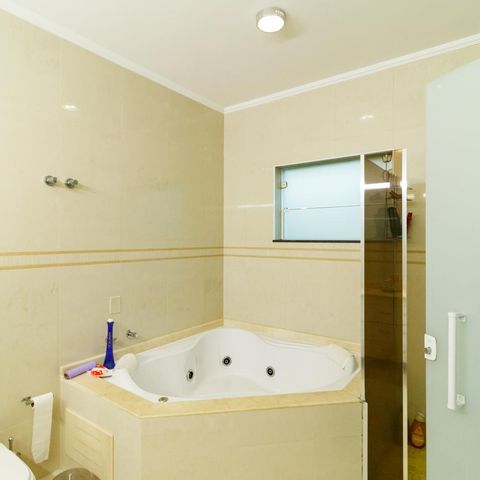 Casa à venda com 370m², 5 quartos e 4 vagas Casa à venda com 370m², 5 quartos e 4 vagasBanheiro da Suíte