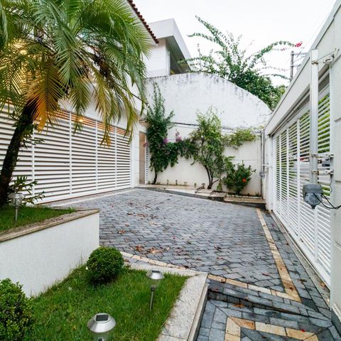 Casa à venda com 370m², 5 quartos e 4 vagas Casa à venda com 370m², 5 quartos e 4 vagasÁrea externa