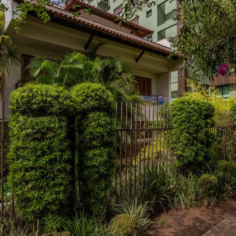 Casa de condomínio à venda com 271m², 3 quartos e 2 vagas Casa de condomínio à venda com 271m², 3 quartos e 2 vagasFachada
