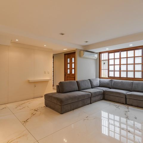 Casa de condomínio à venda com 271m², 3 quartos e 2 vagas Casa de condomínio à venda com 271m², 3 quartos e 2 vagasSala