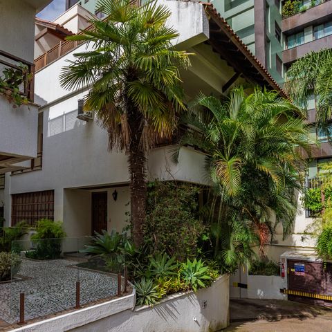 Casa de condomínio à venda com 271m², 3 quartos e 2 vagas Casa de condomínio à venda com 271m², 3 quartos e 2 vagasFachada