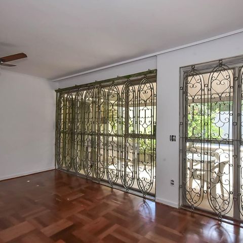 Casa à venda com 300m², 4 quartos e 5 vagas Casa à venda com 300m², 4 quartos e 5 vagasVista Sala