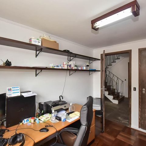 Casa à venda com 300m², 4 quartos e 5 vagas Casa à venda com 300m², 4 quartos e 5 vagasEscritório