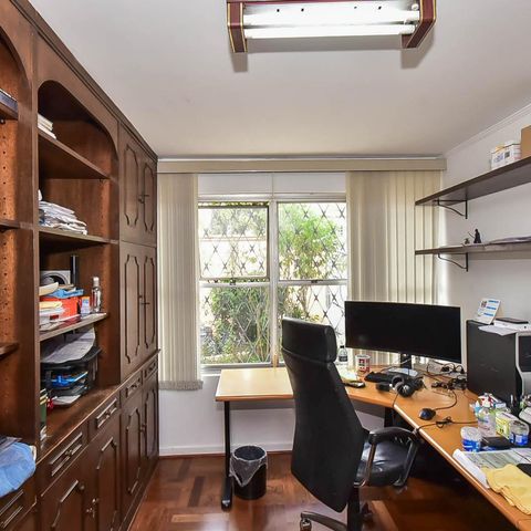 Casa à venda com 300m², 4 quartos e 5 vagas Casa à venda com 300m², 4 quartos e 5 vagasEscritório