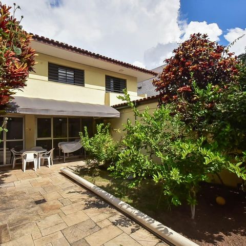 Casa à venda com 300m², 4 quartos e 5 vagas Casa à venda com 300m², 4 quartos e 5 vagasJardim