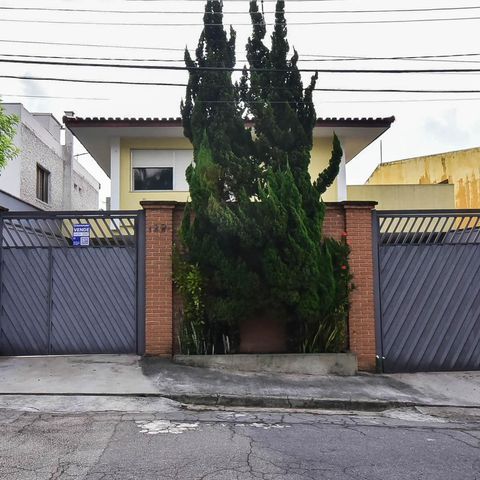 Casa à venda com 300m², 4 quartos e 5 vagas Casa à venda com 300m², 4 quartos e 5 vagasFachada