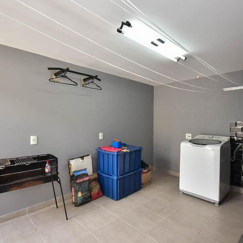Casa à venda com 300m², 4 quartos e 5 vagas Casa à venda com 300m², 4 quartos e 5 vagasÁrea de Serviço