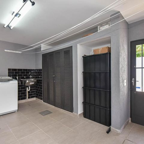 Casa à venda com 300m², 4 quartos e 5 vagas Casa à venda com 300m², 4 quartos e 5 vagasÁrea de Serviço