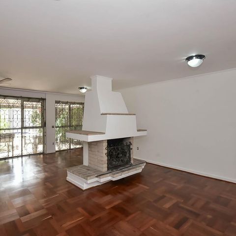 Casa à venda com 300m², 4 quartos e 5 vagas Casa à venda com 300m², 4 quartos e 5 vagasSala