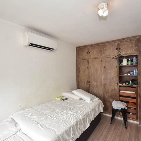 Casa à venda com 300m², 4 quartos e 5 vagas Casa à venda com 300m², 4 quartos e 5 vagasQuarto 2