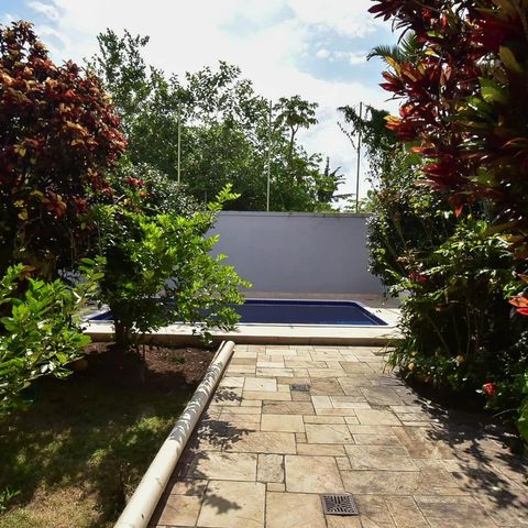 Casa à venda com 300m², 4 quartos e 5 vagas Casa à venda com 300m², 4 quartos e 5 vagasJardim