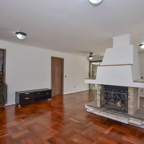 Casa à venda com 300m², 4 quartos e 5 vagas Casa à venda com 300m², 4 quartos e 5 vagasSala