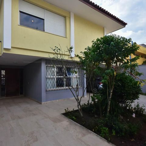 Casa à venda com 300m², 4 quartos e 5 vagas Casa à venda com 300m², 4 quartos e 5 vagasFachada