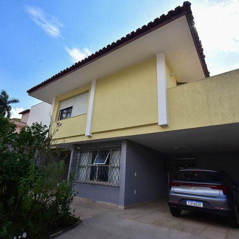 Casa à venda com 300m², 4 quartos e 5 vagas Casa à venda com 300m², 4 quartos e 5 vagasFachada