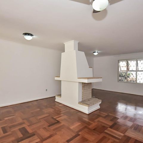 Casa à venda com 300m², 4 quartos e 5 vagas Casa à venda com 300m², 4 quartos e 5 vagasSala
