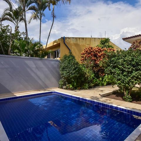 Casa à venda com 300m², 4 quartos e 5 vagas Casa à venda com 300m², 4 quartos e 5 vagasPiscina