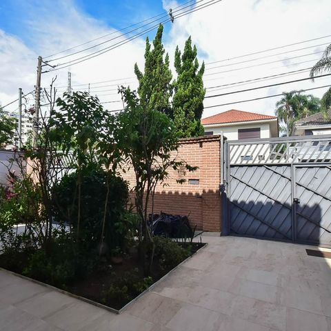 Casa à venda com 300m², 4 quartos e 5 vagas Casa à venda com 300m², 4 quartos e 5 vagasGaragem