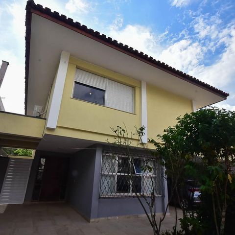Casa à venda com 300m², 4 quartos e 5 vagas Casa à venda com 300m², 4 quartos e 5 vagasFachada