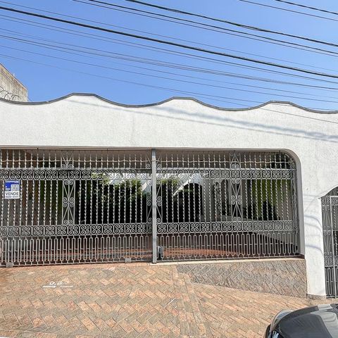 Casa à venda com 453m², 4 quartos e 3 vagasFachada + plaquinha
