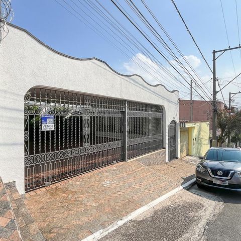 Casa à venda com 453m², 4 quartos e 3 vagasFachada + plaquinha