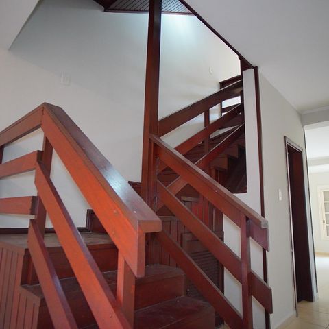 Casa à venda com 288m², 4 quartos e 3 vagasEscada - Segundo Andar