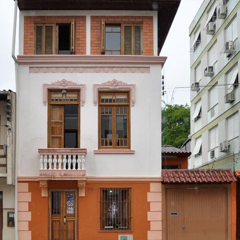 Casa à venda com 160m², 5 quartos e 2 vagas Casa à venda com 160m², 5 quartos e 2 vagasFachada