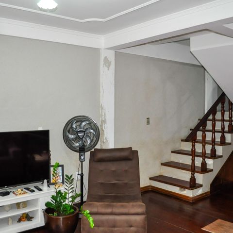 Casa à venda com 160m², 5 quartos e 2 vagas Casa à venda com 160m², 5 quartos e 2 vagasSala