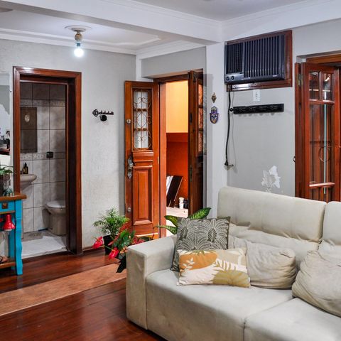 Casa à venda com 160m², 5 quartos e 2 vagas Casa à venda com 160m², 5 quartos e 2 vagasSala