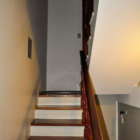 Casa à venda com 160m², 5 quartos e 2 vagas Casa à venda com 160m², 5 quartos e 2 vagasEscada