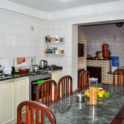 Casa à venda com 160m², 5 quartos e 2 vagas Casa à venda com 160m², 5 quartos e 2 vagasCozinha