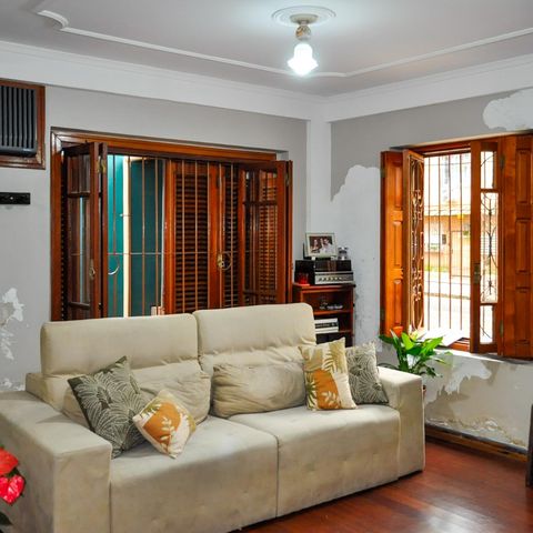 Casa à venda com 160m², 5 quartos e 2 vagas Casa à venda com 160m², 5 quartos e 2 vagasSala