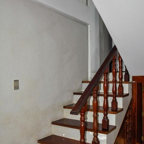Casa à venda com 160m², 5 quartos e 2 vagas Casa à venda com 160m², 5 quartos e 2 vagasEscada