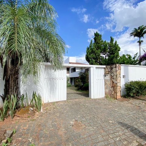 Casa à venda com 800m², 5 quartos e 10 vagasFachada