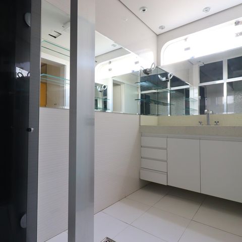 Casa à venda com 500m², 4 quartos e 4 vagasBanheiro da Suíte 2